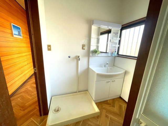 KASHIWA BLUE TERRACE B5 シャワー付きの洗面台　洗濯機置き場も完備