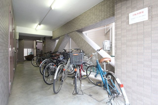 パレ・ドール九段下6階 駐輪場