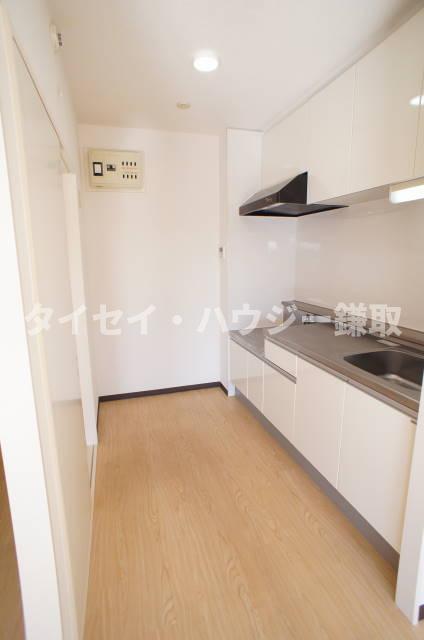 オーシャンビュー参番館0503号室 広めのキッチンですよ