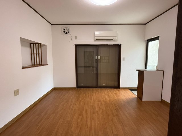 下貝塚戸建て 大きな窓付きリビング