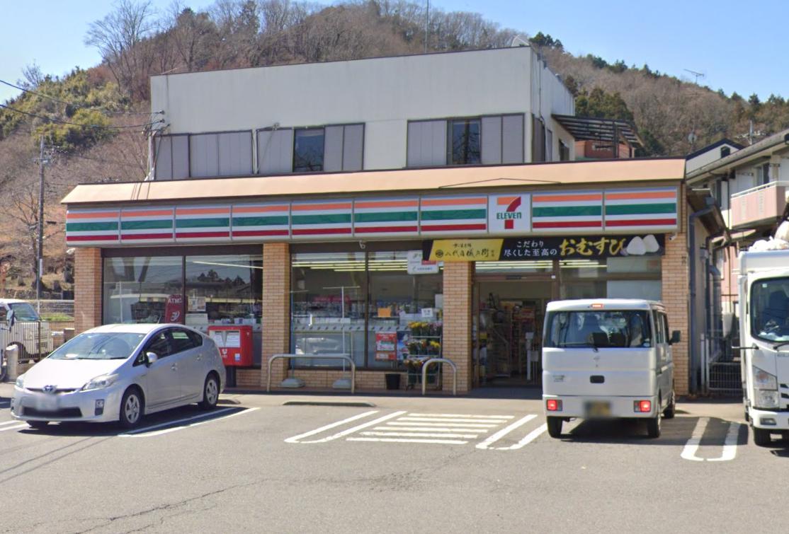 八王子市美山町戸建て 【コンビニエンスストア】セブン-イレブン 八王子繊維工業団地店まで1014ｍ