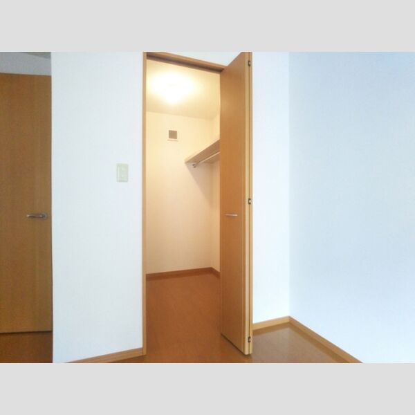 ツイン オークス コート 　South・CenterS106号室 ウオークインクローゼット