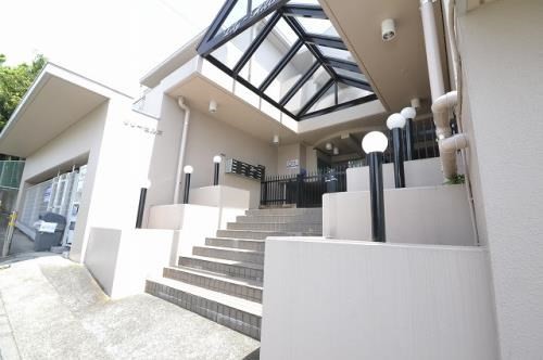 リリーヒルズ202号室 エントランス