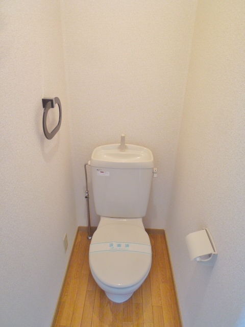 カーサ南原0102号室 清潔感のあるトイレ