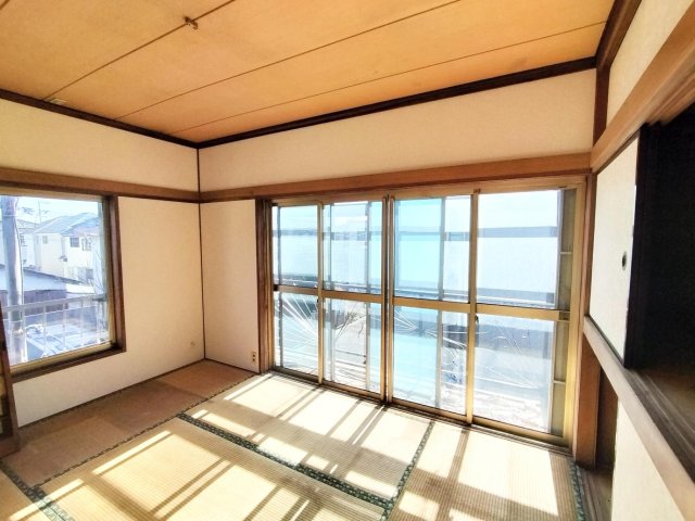 東村山戸建 2階和室大きい窓の2面採光で明るい部屋です