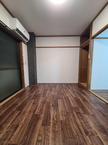 パークデュオ亀有102号室 収納は二つともオープンタイプの収納です