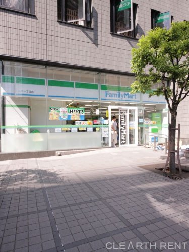 コンシェリア麻布 ＰＬＡＴＩＮＵＭ ＳＱＵＡＲＥ10階 【コンビニエンスストア】ファミリーマート 三田一丁目店まで506ｍ