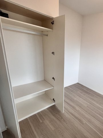 びゅうリエット横浜東神奈川516号室 洋室　クロゼット　※別号室の参考写真です(現況優先・仕様違いの場合あり)