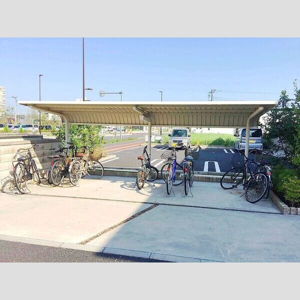 アンティポーロ 駐輪場