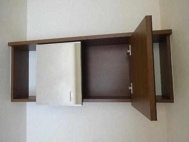グレイスヴィラ　Ｓ．Ｔ． トイレ戸棚（鏡付）