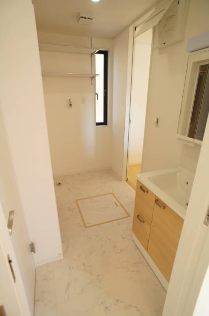 南生実町貸戸建２号棟 リビング