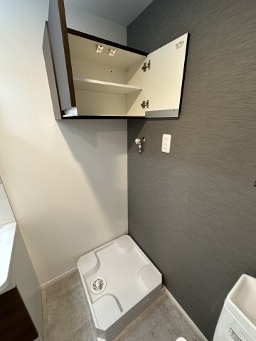 ベル エスペース304号室 室内洗濯機置場の上には棚があります！