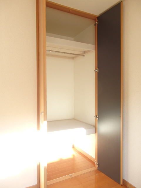 ルネス ３段クローゼットで収納力あります。