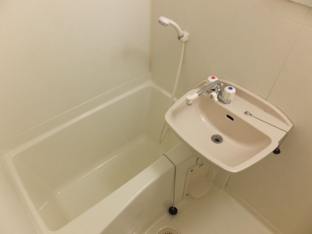 レオパレス水際邸 清潔感のある白を基調としたシンプルな浴室です。