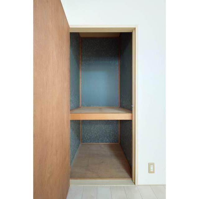 メゾン蓮正寺102号室 右洋室