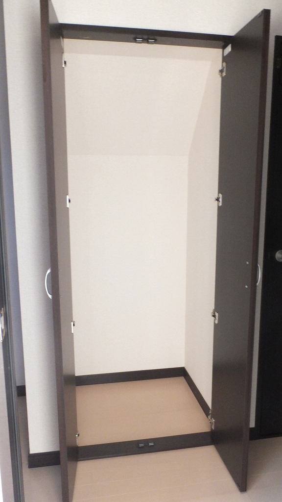 レオネクストシャイン106号室 玄関を入ると１つめの収納クローゼットが御座います。