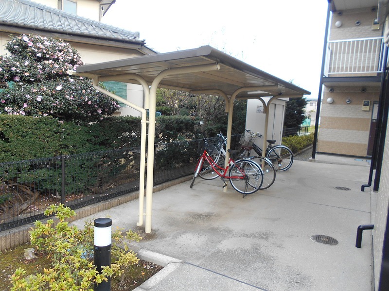 レオパレスサンシティ101号室 屋根付き駐輪場