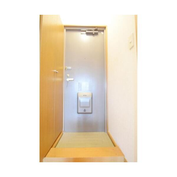 ケインズ・コート302号室 玄関