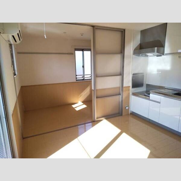 ベルツリー宮沢 LDKから洋間