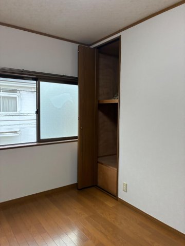 ペットと暮らす　ふじみ野　庭付き戸建て ２階洋室 窓2面　収納付き