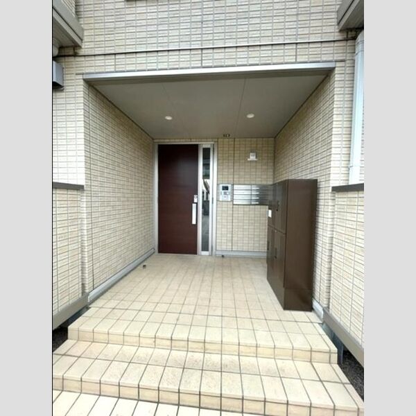 ビューティー・フレア エントランス(宅配ボックス設置あり)