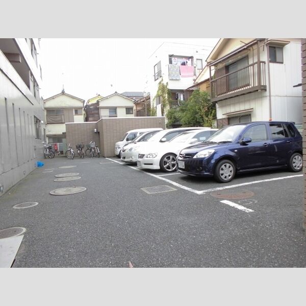 ロイヤルティアラ 駐車場