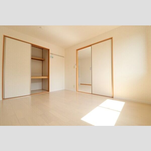 ロイヤルガーデン　B102号室 南側洋室