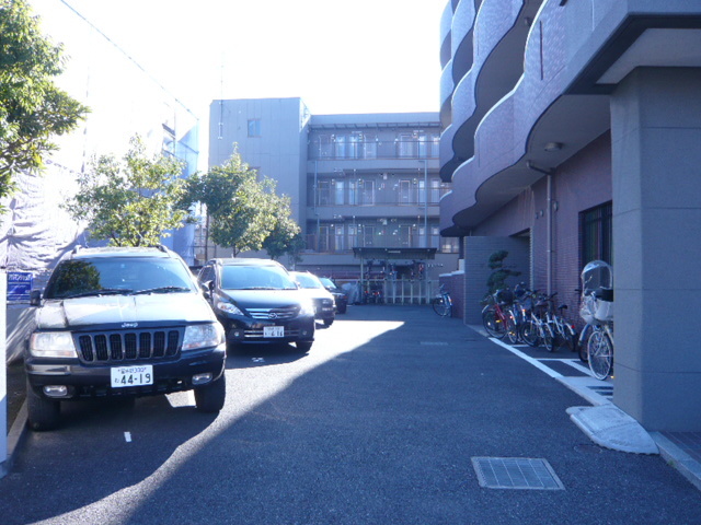 孝基マンション 駐車場