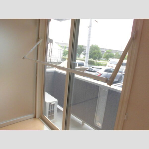 メルヴェーユ三郷中央　B 室内布団干し