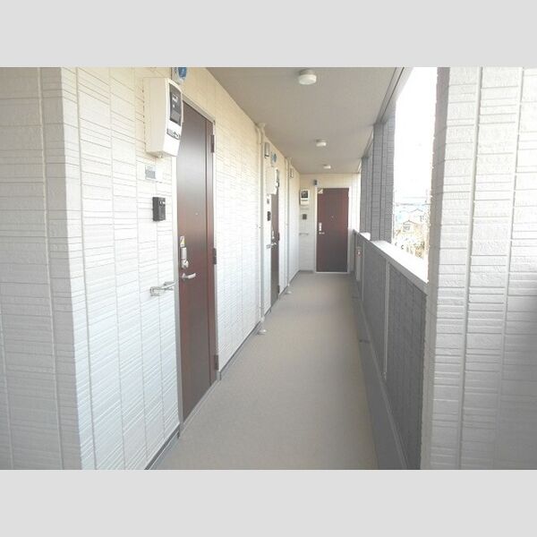 レセンテ西浦和202号室 外廊下