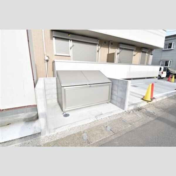 ラ・パージュ桜205号室 ゴミストッカー