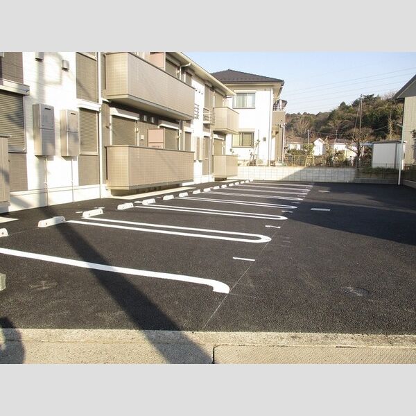 メゾンクレールE105号室 駐車場