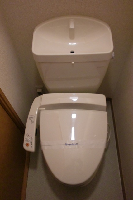 レオパレスクンプウ205号室 温水洗浄便座