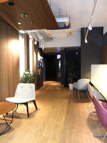 ＲＥＦＲＡＭＥ ５ Ｉｒｉｙａ4階 ラウンジ　※2025年4月撮影