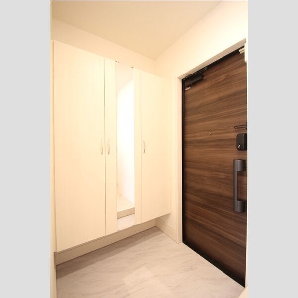 アナシエ鹿浜 玄関には姿見付きシューズボックス