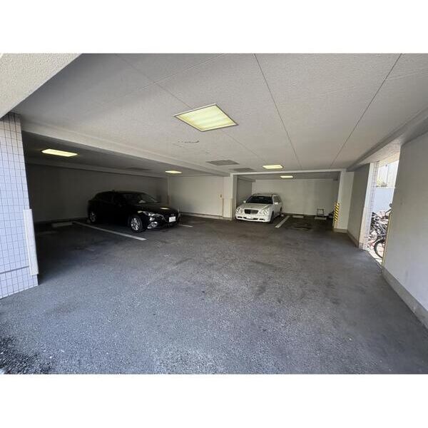 コスモリード三軒茶屋 駐車場