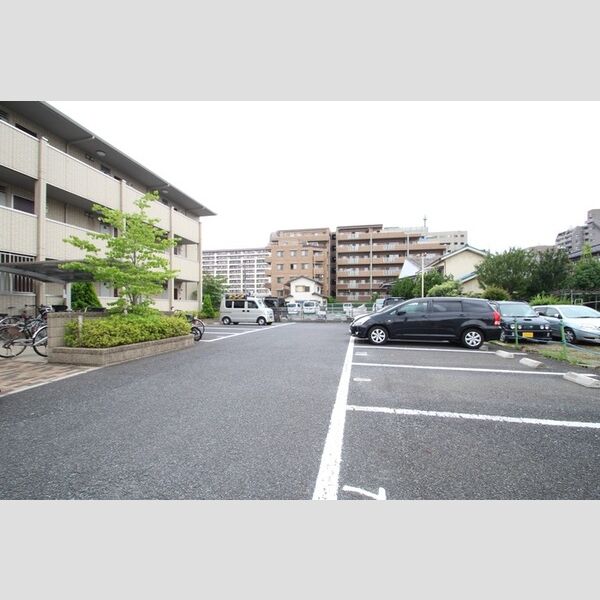 セピアコート 駐車場は塗装タイプ!