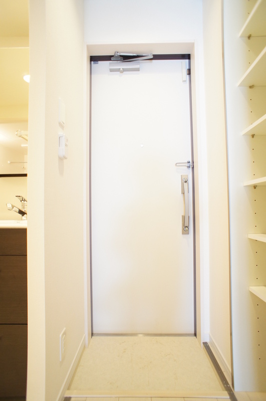 リブリ・横浜1階 玄関