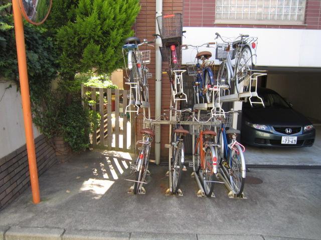 オータクロア0501号室 自転車置場です。