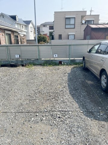 市川市ソフトモダンデザイナーズリノベ戸建 家の目の前の月ぎめ駐車場を1台確保済です。