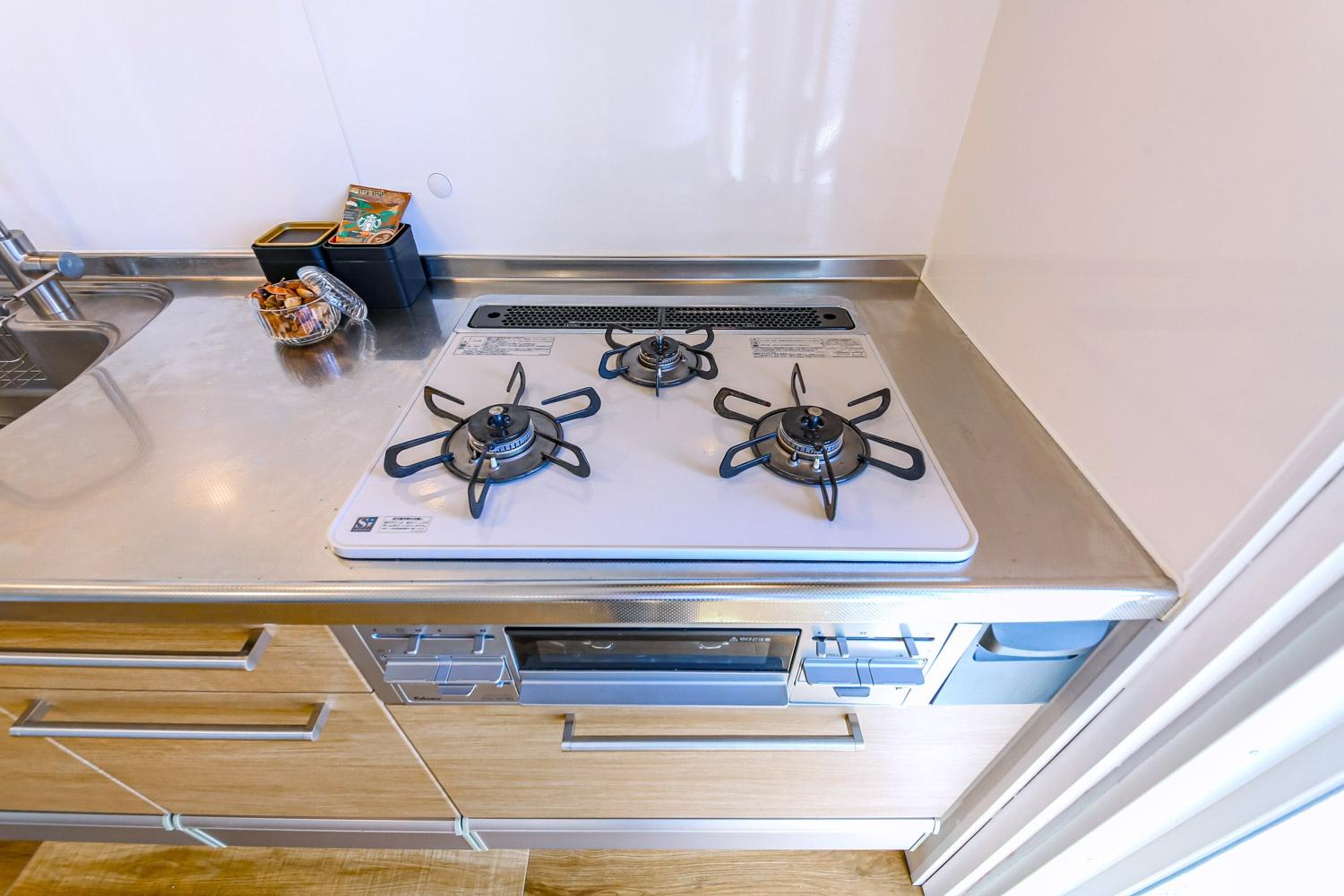 高津団地デザイナーズ物件 キッチンは三口コンロで、一度にたくさんのお料理が作れます！