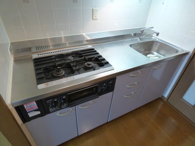 オードシュール7階 システムキッチン（3口ガスコンロ・グリル付）