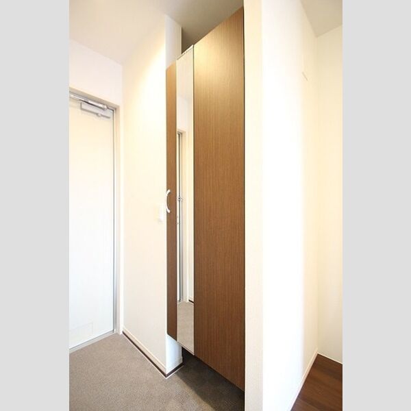 レフィナード 玄関