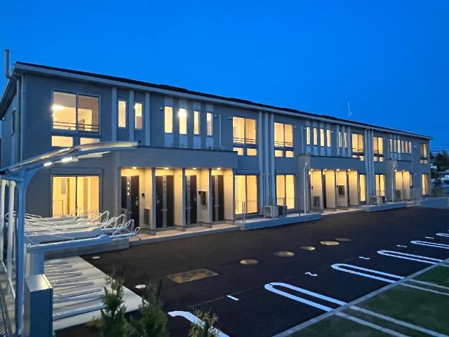 ノイエプルーシア 外観写真（夜）