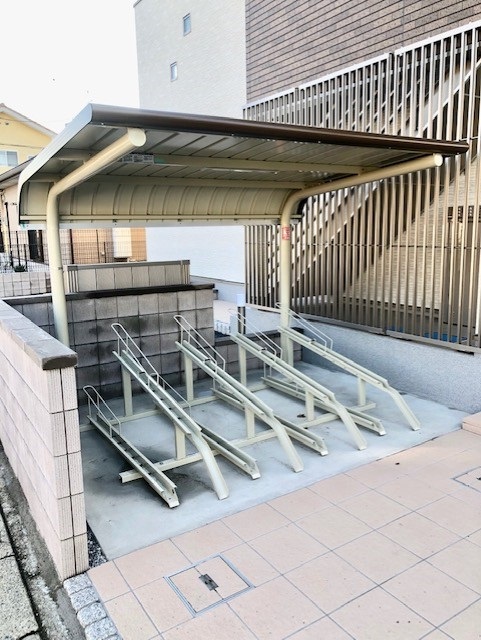 クレイノカーサ　カリーナ204号室 屋根付き駐輪場なので雨をブロック