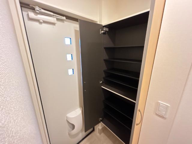リノナル201号室 下駄箱