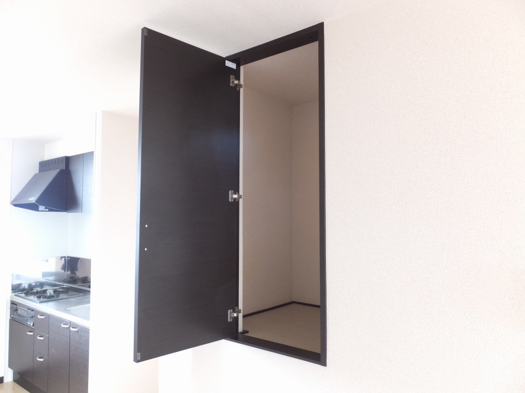 レオネクストパトリア 収納スペースその２：２階キッチン横の壁にございます。