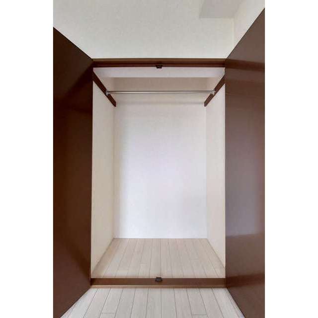 メゾングラシア302号室 右洋室