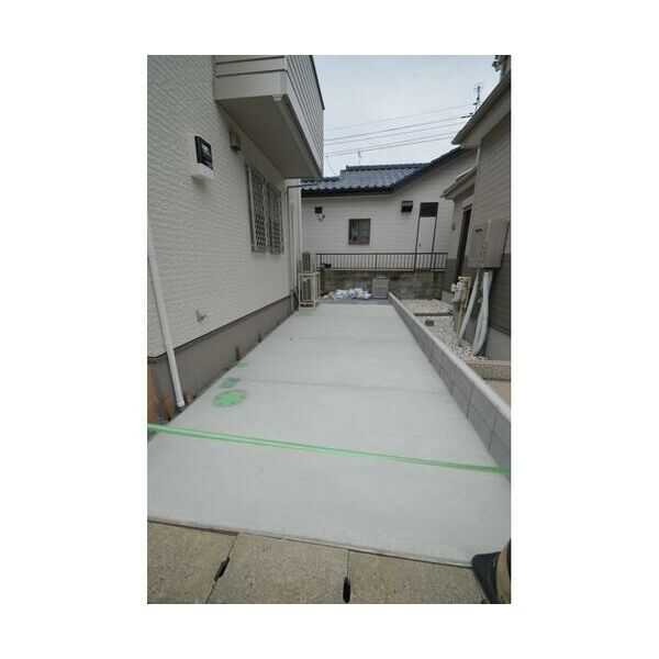 越谷市蒲生東町貸家 駐車場