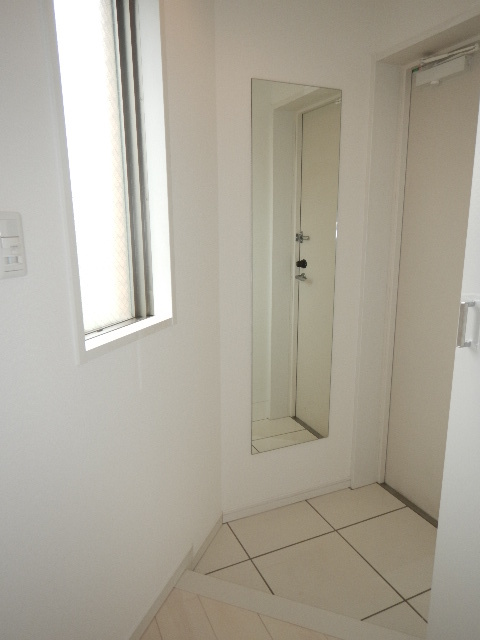 ガーラ・シティ深川森下 収納もある玄関です